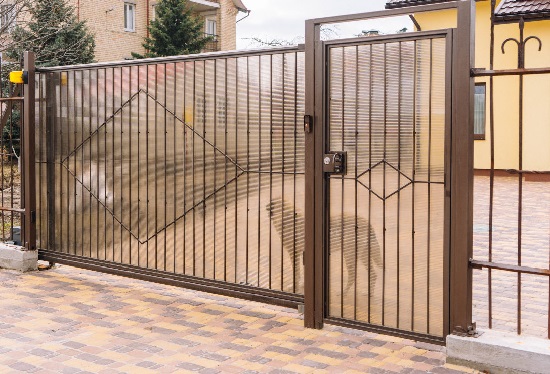 Купить ворота из профлиста с элементами ковки, с металлическими столбами в рамке или под дерево в Батайске от 154396 руб